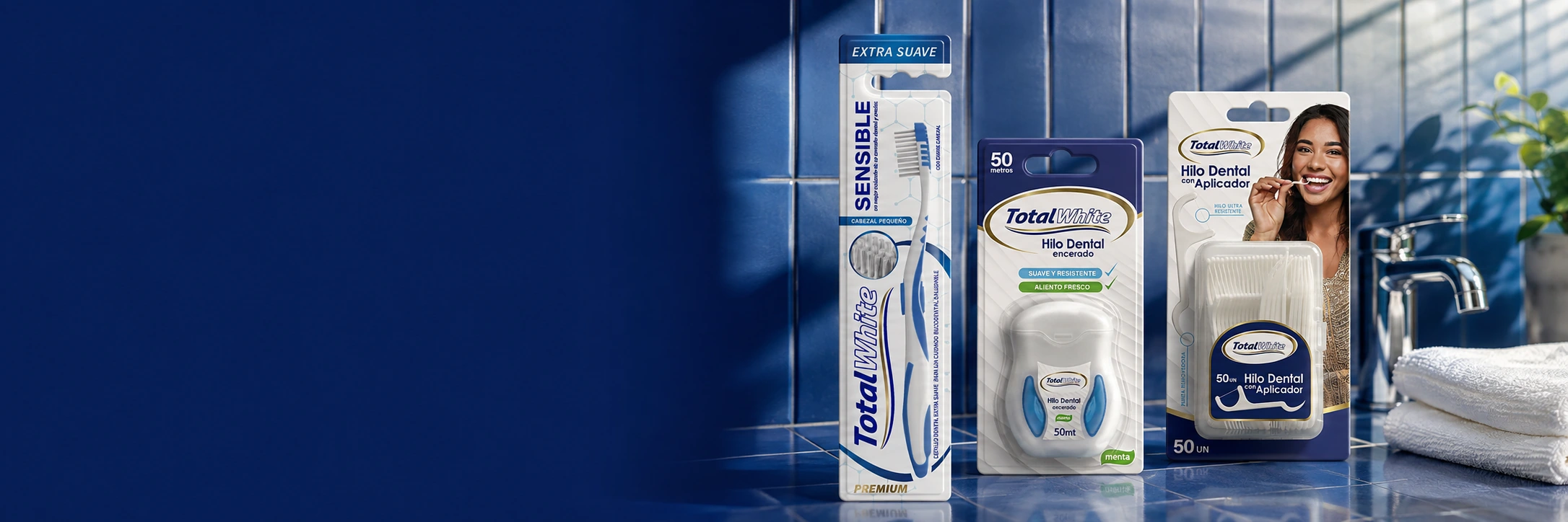 Cepillo Premium e hilos dentales TotalWhite en un baño luminoso